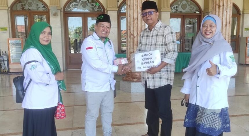 MWCNU Kebomas melalui LPBINU dan Lazisnu Kebomas menyerahkan donasi untuk warga terdampak gempa bumi di Pulau Bawean melalui Lazisnu Cabang Gresik, Sabtu (20/4/2024). Foto: dok MWCNU Kebomas/NUGres