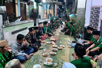 Suasana pemungkas kegiatan Siraman (Silaturrahmi Ramadhan) Pimpinan Anak Cabang GP Ansor Gresik, Ahad (31/3/2024). Foto: dok PAC GP Ansor Gresik/NUGres