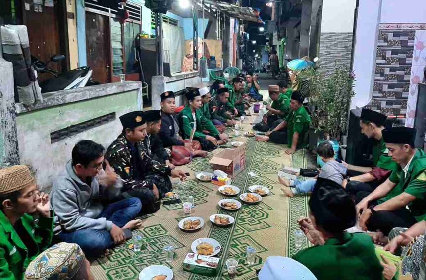 Suasana pemungkas kegiatan Siraman (Silaturrahmi Ramadhan) Pimpinan Anak Cabang GP Ansor Gresik, Ahad (31/3/2024). Foto: dok PAC GP Ansor Gresik/NUGres