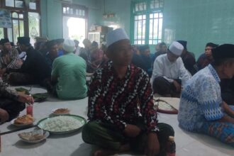 Warga mengikuti Tradisi Ambengan di Desa Gumeng, Kecamatan Bungah Kabupaten Gresik 1 Syawal 1445 H/2024, Rabu (10/4/2024). Foto: ist/NUGres