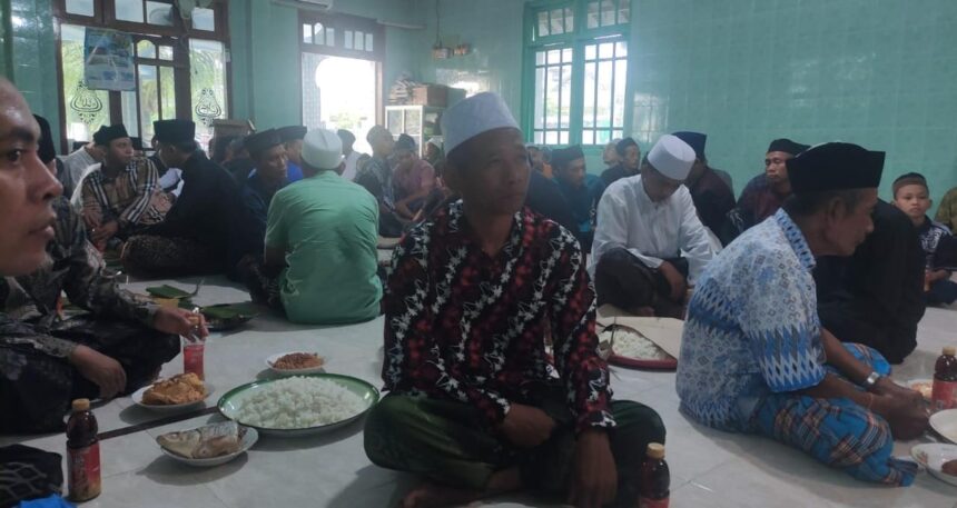 Warga mengikuti Tradisi Ambengan di Desa Gumeng, Kecamatan Bungah Kabupaten Gresik 1 Syawal 1445 H/2024, Rabu (10/4/2024). Foto: ist/NUGres