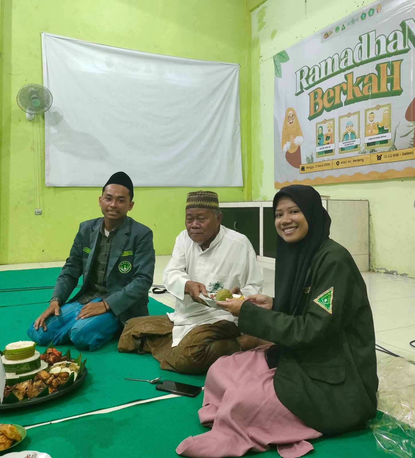 WUJUD SYUKUR. Tumpengan Harlah ke-70 IPNU dan Harlah ke-69 IPPNU dan makan talaman bersama para kader IPNU IPPNU Benjeng wujud kebersamaan dalam mengembangkan organisasi. Foto: dok PAC IPNU IPPNU Benjeng/NUGres