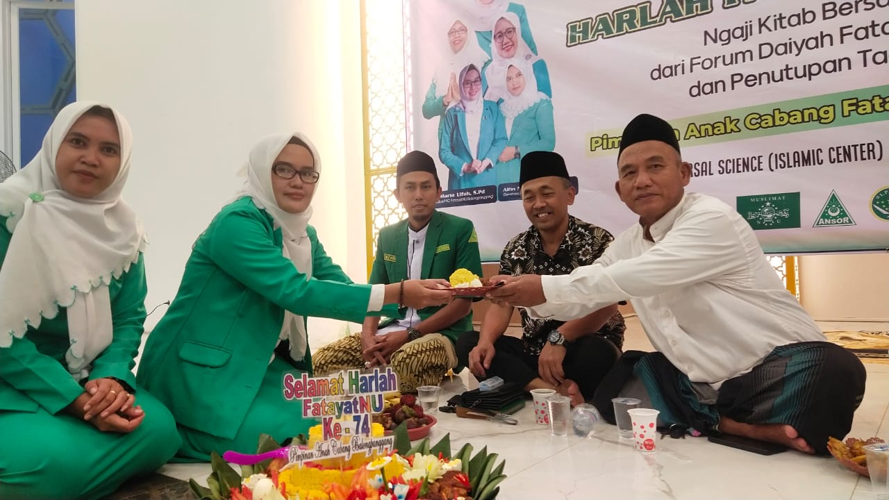 Pemotongan tumpeng dan penyerahan tumpeng PAC Fataya NU Balongpanggang sebagai ungkapan syukur Harlah ke-74 Fatayat NU. Foto: dok PAC Fatayat NU Balongpanggang/NUGres