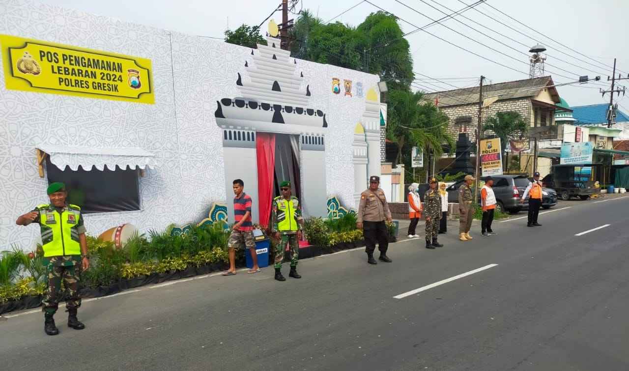 Petugas Posyan Polres Gresik di Simpang Manyar memastikan kelancaran arus lalu lintas mudik Lebaran Idulfitri 1445 H. Foto: dok Satkorcab Banser Gresik/NUGres