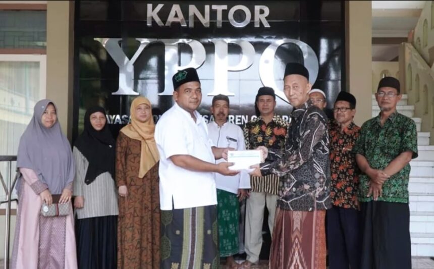 Ketua YPP Qomaruddin, Ir Abdul Qodir (batik hitam), menyerahkan hasil penggalangan dana yang dihimpun dari para santri unit pendidikan YPP Qomaruddin kepada Lazisnu MWCNU Bungah, Sabtu (6/4/2024). Foto: dok Qomaruddin Media/NUGres