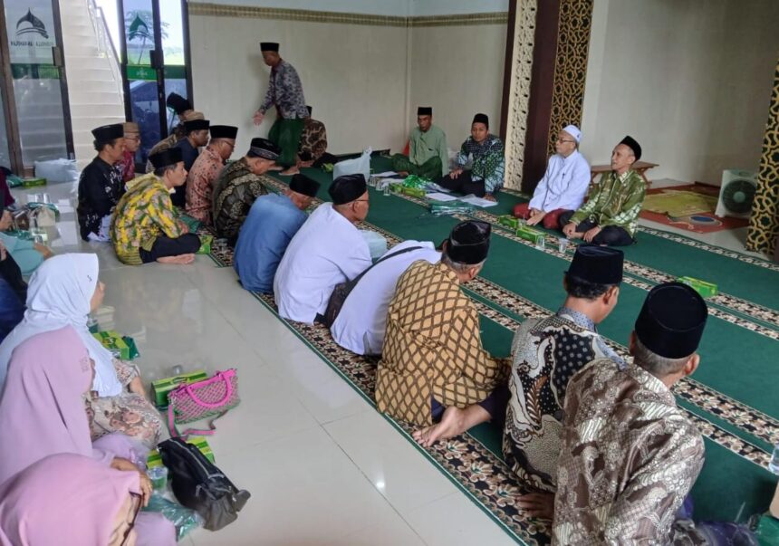 Kelompok Bimbingan Haji dan Umroh (KBIHU) Annahdlah MWCNU Dukun menggelar Bimtek (Bimbingan Teknis), jelang keberangkatan puluhan Calon Jamaah Haji, Jumat (24/5/2024) pagi. Foto: Syafik Hoo/NUGres