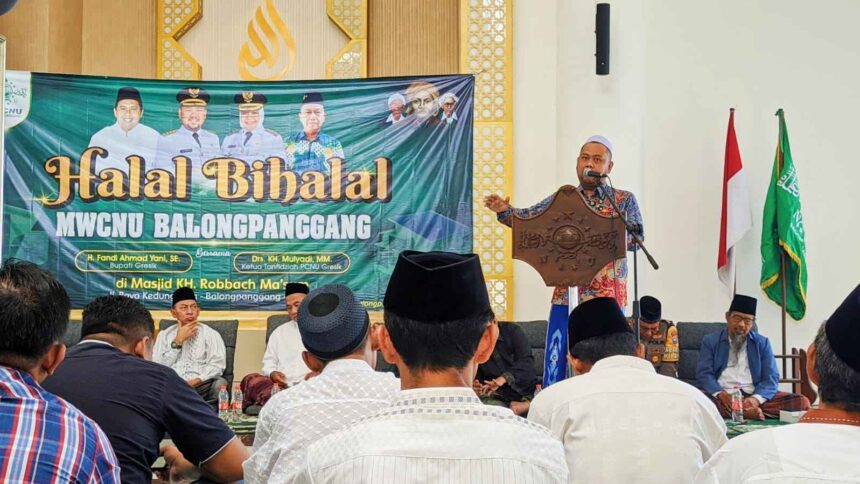 Bupati Gresik H Fandi Akhmad Yani (Gus Yani) saat hadir dan memberikan sambutan pada acara Halal Bihalal MWCNU Balongpanggang di Masjid KH Robbach Ma'sum, Ahad (5/5/2024). Foto: Samsul Arif/NUGres