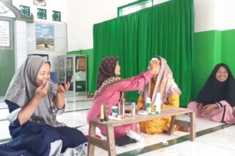 Pimpinan Ranting Fatayat NU Tebuwung, Dukun Gresik menggelar pelatihan make up dasar, Jumat (3/5/2024). Foto: dok PR Fatayat NU Tebuwung/NUGres