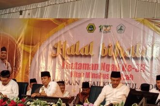 KH Muhammad Abdurrahman al-Kautsar (Gus Kautsar) dan KH Fahim Royani (Gus Fahim) dari Pondok Pesantren Al-falah Ploso Mojo Kediri dan KH Makki Nasir (Lora Maki) hadir dalam Halal Bihalal IMAP Gresik sekaligus Khataman Kitab ke-33. Foto: Akhmad Yaslim/NUGres