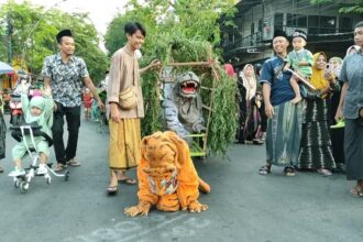 Ribuan warga kelurahan Lumpur Gresik berziarah ke makam Mbah Sindujoyo dan Nyai Pesholatan di Makam Dalem Karangpoh pada Selasa (7/5/2024). Foto: Chidir/NUGres