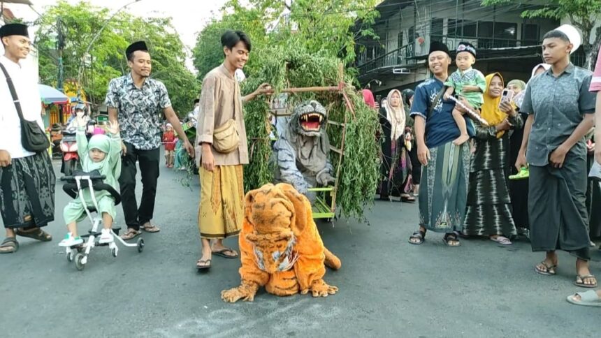 Ribuan warga kelurahan Lumpur Gresik berziarah ke makam Mbah Sindujoyo dan Nyai Pesholatan di Makam Dalem Karangpoh pada Selasa (7/5/2024). Foto: Chidir/NUGres