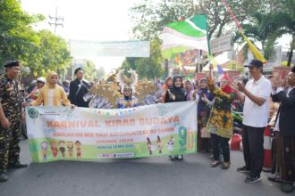Peringati Harlah ke-90 MI Maarif Sidomukti menggelar Karnaval Budaya, Ahad (19/5/2024). Foto: dok MIMSI Gresik/NUGres