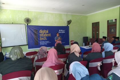 Kepala Bidang Statistik dan Informasi Publik Diskominfo Pemkab Gresik, Zurron Arifin, saat menyampaikan ulasannya di forum Digital Student Tech batch 1 PC IPNU IPPNU Gresik. Foto: dok PC IPNU IPPNU Gresik/NUGres