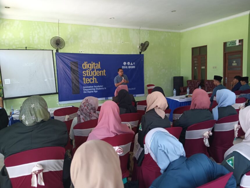 Kepala Bidang Statistik dan Informasi Publik Diskominfo Pemkab Gresik, Zurron Arifin, saat menyampaikan ulasannya di forum Digital Student Tech batch 1 PC IPNU IPPNU Gresik. Foto: dok PC IPNU IPPNU Gresik/NUGres