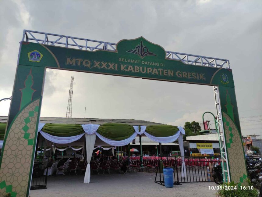 Panggung utama, lokasi pembukaan MTQ XXXI Kabupaten Gresik di Lapangan Gembus, Desa Bungah, Kecamatan Bungah Gresik, Jumat (10/5/2024) sore. Foto: Chidir/NUGres