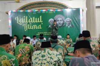 Ketua MWCNU Manyar KH Ainul Ma'arif saat menyampaikan sambutan pada kegiatan Lailatul Ijtima' di Ranting NU Sumberrejo Manyar Gresik, Sabtu (18/5/2024). Foto: Chidir/NUGres
