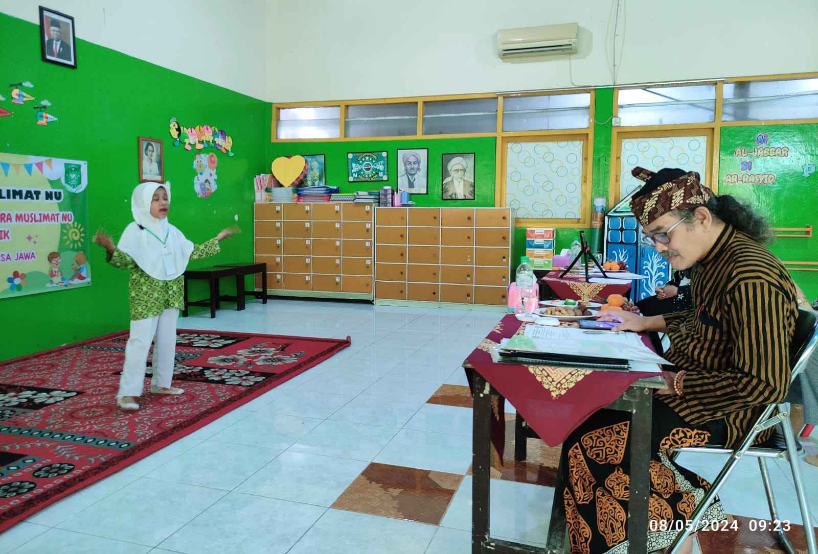 Budayawan Gresik, Kris AW didapuk sebagai salah seorang juri dalam Lomba Bercerita dengan Bahasa Jawa (Gresikan) yang diikuti oleh TK RAM NU se-Kabupaten Gresik. Foto: Chidir/NUGres