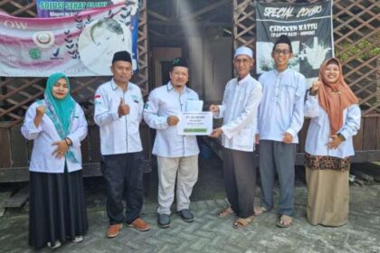 Pengurus Cabang Lazisnu Gresik menerima setoran dana untuk pembangunan RSNU dari Ketua MWCNU dan Lazisnu Kebomas. Foto: dok PC Lazisnu Gresik/NUGres