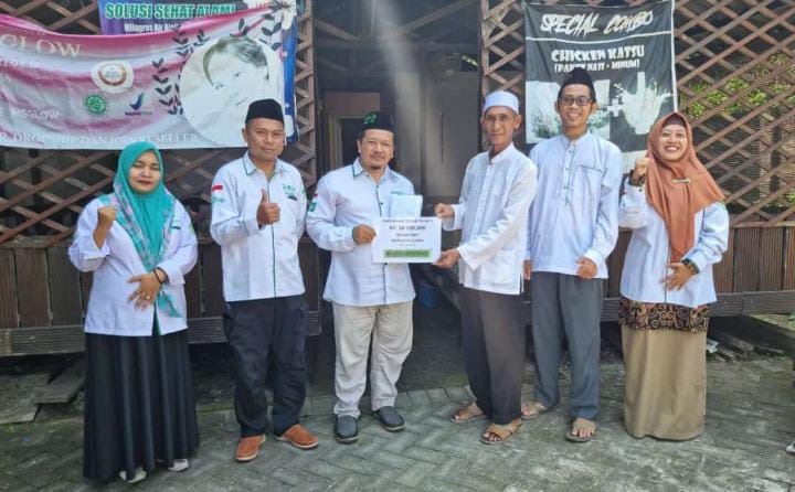 Pengurus Cabang Lazisnu Gresik menerima setoran dana untuk pembangunan RSNU dari Ketua MWCNU dan Lazisnu Kebomas. Foto: dok PC Lazisnu Gresik/NUGres