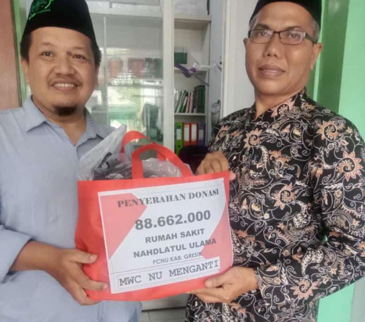 Pengurus Cabang Lazisnu Gresik menerima setoran kontribusi dana untuk pembangunan RSNU dari MWCNU Menganti. Foto: dok PC Lazisnu Gresik/NUGres