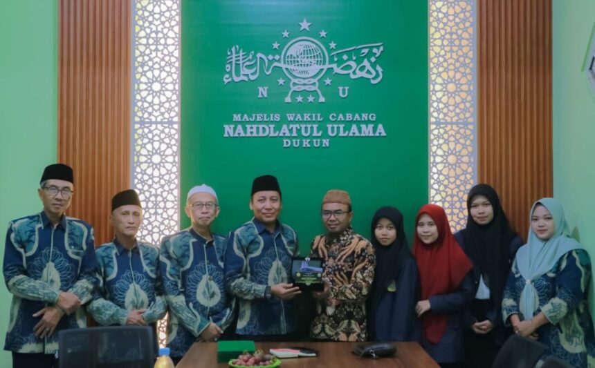 Silaturahmi dosen UTM bersama jajaran pengurus KSPPS NU Dukun seusai mahasiswa menyelesaikan magang,.Sabtu (25/5/2024). Foto: dok KSPPS NU Dukun/NUGres