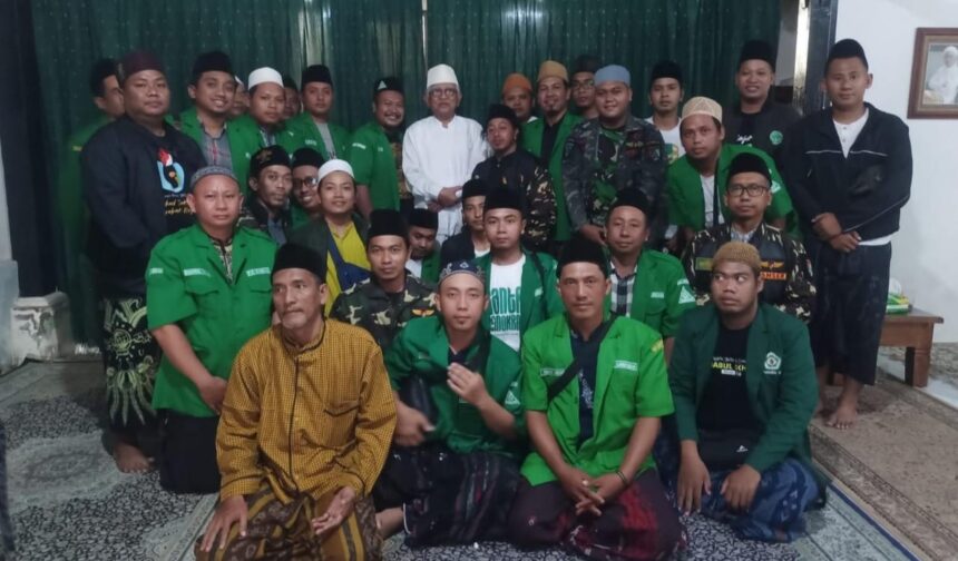 Kader GP Ansor dan Banser Ujungpangkah saat sowan KH Ahmad Mustofa Bisri, Jumat (24/5/2024) pagi. Foto: dok PAC GP Ansor Ujungpangkah/NUGres