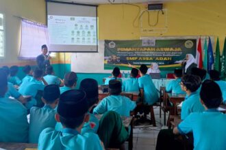 Pegiat Pimpinan Anak Cabang IPNU IPPNU Bungah saat menjadi narasumber pemantapan Aswaja di SMP Assa'adah Bungah Gresik. Foto: dok PAC IPNU IPPNU Bungah/NUGres