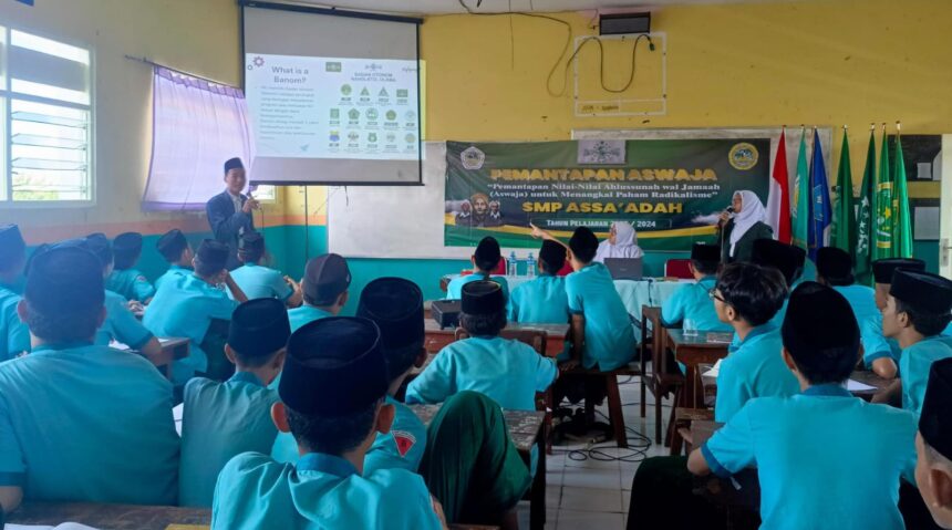 Pegiat Pimpinan Anak Cabang IPNU IPPNU Bungah saat menjadi narasumber pemantapan Aswaja di SMP Assa'adah Bungah Gresik. Foto: dok PAC IPNU IPPNU Bungah/NUGres