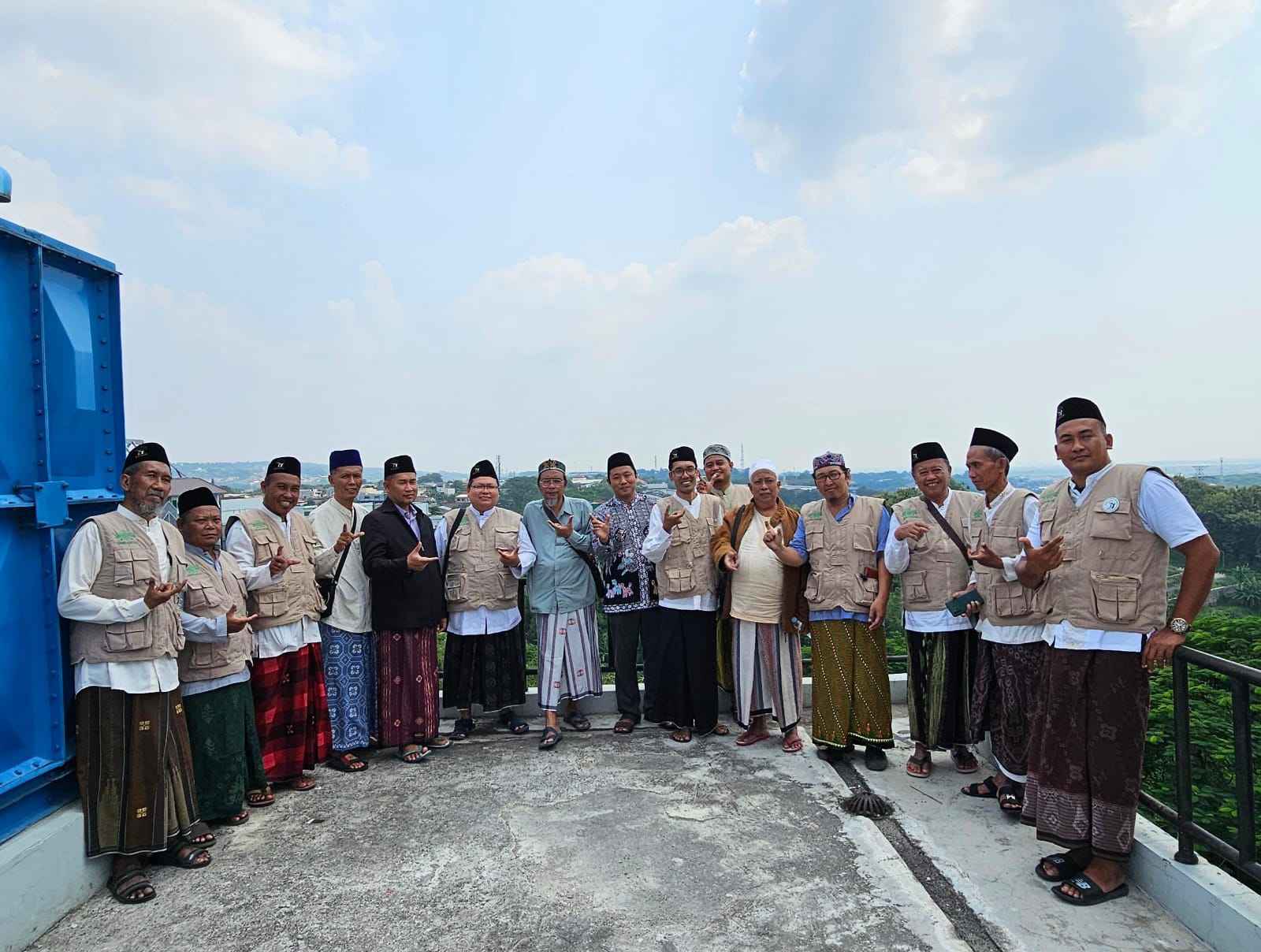 Jajaran pengurus LFNU Gresik mengabadikan momen saat berada di Rooftop Observatorium UIN Walisongo Semarang. Foto: dok LFNU Gresik/NUGres