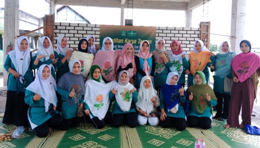 Pimpinan Ranting (PR) Fatayat NU Lowayu Dukun Gresik, melatih anggota membuat karya tangan bernilai ekonomi, Rabu (15/5/2024). Foto: dok PR Fatayat NU Lowayu/NUGres