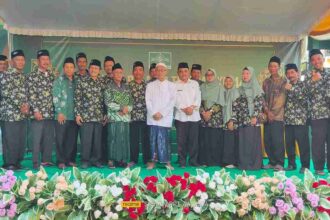 Jajaran pengurus MWCNU, tokoh masyarakat setempat, serta para pemangku lembaga pendidikan di bawah naungan LP Maarif MWCNU Dukun berfoto bersama usai gelaran pembukaan Pemilihan Pelajar Teladan, Senin (20/5/2024). Foto: Syafik Hoo/NUGres