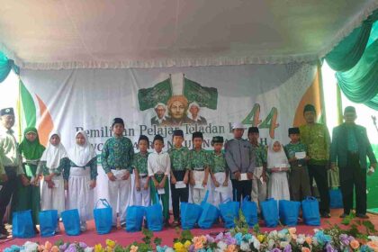 Santunan anak yatim dilakukan LP Maarif MWCNU Ujungpangkah saat pembukaan Pemilihan Pelajar Teladan, Senin (20/5/2024).