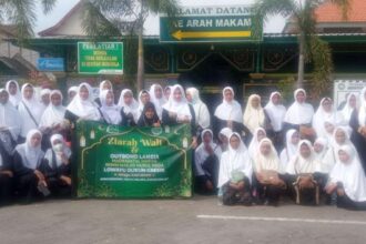 Sebanyak 60 santri lansia Badan Koordinasi Majlis Taklim Masjid (BKMM) Nurul Huda Lowayu diajak berziarah ke makam waliyullah hingga ikuti outbond di destinasi wisata, Ahad (5/5/2024). Foto: dok BKMM Nurul Huda Lowayu/NUGres