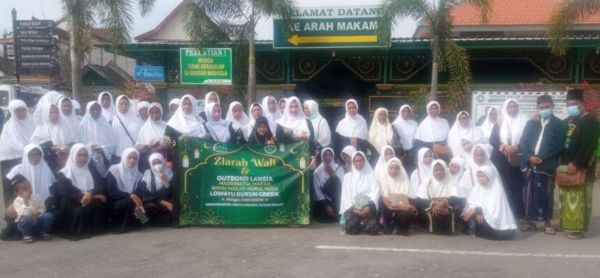 Sebanyak 60 santri lansia Badan Koordinasi Majlis Taklim Masjid (BKMM) Nurul Huda Lowayu diajak berziarah ke makam waliyullah hingga ikuti outbond di destinasi wisata, Ahad (5/5/2024). Foto: dok BKMM Nurul Huda Lowayu/NUGres