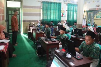 Peserta didik Madrasah Ibtidaiyah kelas VI mengikuti UAMNU CBT yang digelar oleh LP Ma'arif NU MWC Dukun, Kamis (2/5/2024). Foto: dok LP Ma'arif MWC Dukun/NUGres