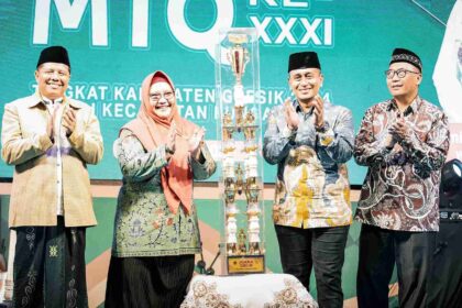 Wakil Bupati Gresik Hj Aminatun Habibah didampingi sejumlah pejabat saat menutup gelaran MTQ ke-XXXI Kabupaten Gresik, Ahad (12/5/2024) malam. Foto: dok LTN MWCNU Bungah/NUGres