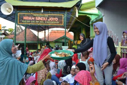 Warga masyarakat nampak berbagi makanan di atas talam dan makan bersama seusai ziarah dan doa bersama di Makam Mbah Sindujoyo, kompleks Makam Dalem, Karangpoh Gresik. Foto: dok Chidir/NUGres