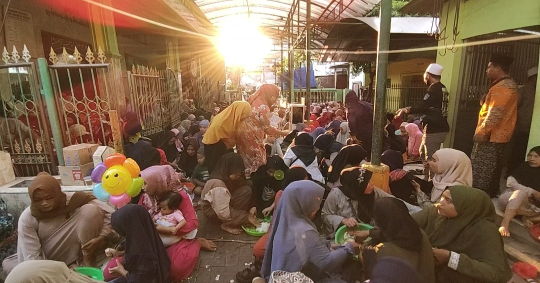 Warga  Lumpur makan bersama setelah mengikuti pembacaan tahlil, yasin dan doa bersama.