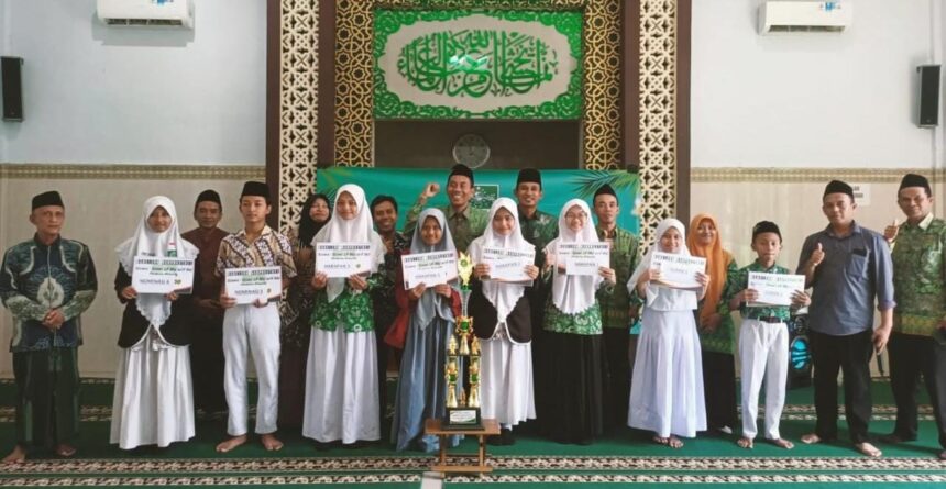 LP Maarif MWCNU Dukun menyerahkan beasiswa kepada sejumlah siswa yang telah meraih prestasi di ajang Lomba Pemilihan Pelajar teladan ke-44 LP Ma'arif NU se-kabupaten Gresik, Kamis (6/6/2024). Foto: Syafik Hoo/NUGres