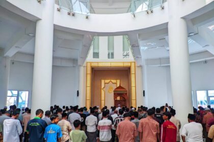 Dokumentasi shalat berjamaah di Masjid KH Robbach Ma'sum Islamic Center Gresik. Foto: Samsul Arif/NUGres
