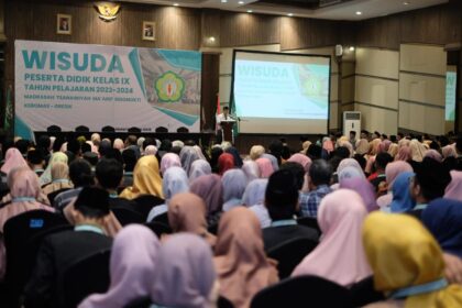 Kepala MTs Ma'arif Sidomukti Kebomas Gresik, Lukman Hakim, saat menyampaikan pesan kepada para siswanya yang lulus tahun akdemi 2023 - 2024. Foto: dok MTs Maarif NU Sidomukti Kebomas/NUGres