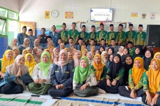 Pengurus dan anggota mengabadikan momen seusai menggelar Rapat Pimpinan Anak Cabang (Rapimancab) Pimpinan Anak Cabang (PAC) IPNU IPPNU Manyar Gresik, Ahad (16/6/2024). Foto: dok PAC IPNU IPPNU Manyar/NUGres