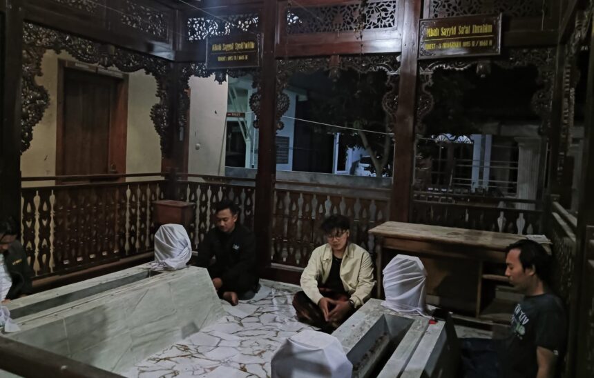 Sejumlah pelajar NU melakukan ziarah ke makam sesepuh Desa Padeg Cerme Gresik jelang pelaksanaan Lakmud I PAC IPNU IPPNU Cerme, Jumat (7/6/2024) dini hari. Foto: Febrian Kisworo/NUGres