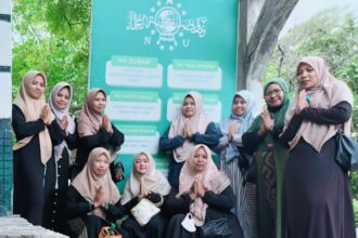 Sejumlah pengurus dan anggota Pimpinan Anak Cabang (PAC) Fatayat NU Cerme menziarahi makam Muassis NU dan salah satu pendiri Fatayat NU, Kamis (4/7/2024). Foto: dok PAC Fatayat NU Cerme/NUGres