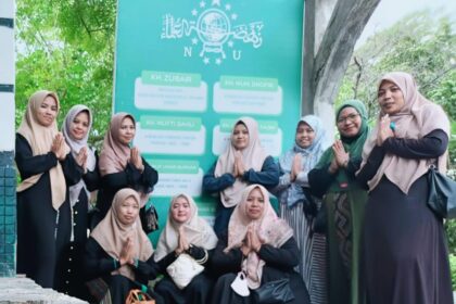 Sejumlah pengurus dan anggota Pimpinan Anak Cabang (PAC) Fatayat NU Cerme menziarahi makam Muassis NU dan salah satu pendiri Fatayat NU, Kamis (4/7/2024). Foto: dok PAC Fatayat NU Cerme/NUGres