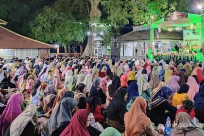 Ribuan warga Desa Pelemwatu Menganti Gresik dan warga dari luar desa mengikuti puncak Haul ke-34 Mbah Sayyid Abdullah. Foto: NUGres