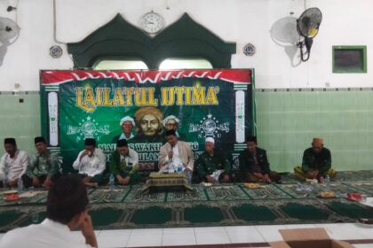 Berlangsung di Masjid Pondok Pesantren Darussalam Katimoho Kedamean Gresik, Ketua Tanfidziyah PCNU Gresik ajak teladani Muassis NU serta istikamah dalam berkhidmat di NU, Jumat (12/7/2024) malam. Foto: dok MWCNU Kedamean/NUGres