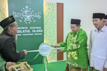 Ketua Tanfidziyah PCNU Gresik Drs KH Mulyadi MM meresmikan Kantor Ranting NU Petung, Selasa (16/7/2024). Foto: dok PRNU Petung/NUGres