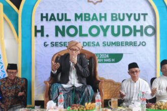 KH Miftakhul Achyar menyampaikan pengajian dan nasihatnya tentang dunia pendidikan di depan ratusan jamaah Haul Mbah Buyut H. Noloyudho dan Sesepuh Desa Sumberrejo, Manyar Gresik, Kamis (4/7/2024). Foto: dok Panitia/NUGres