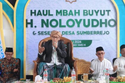 KH Miftakhul Achyar menyampaikan pengajian dan nasihatnya tentang dunia pendidikan di depan ratusan jamaah Haul Mbah Buyut H. Noloyudho dan Sesepuh Desa Sumberrejo, Manyar Gresik, Kamis (4/7/2024). Foto: dok Panitia/NUGres